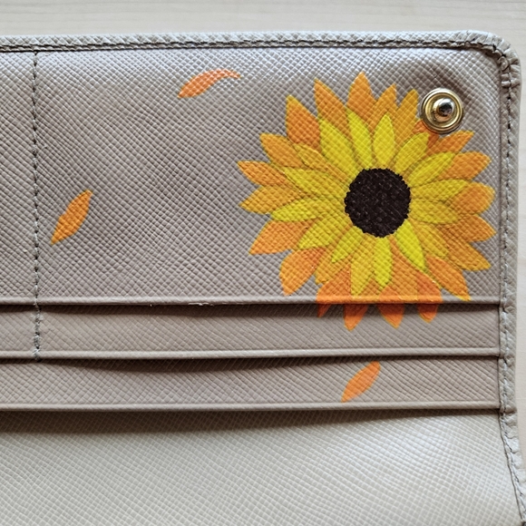 Buyers Appreciation Giveaway 🌻 Hand painted Prada - Picture 3 of 9
